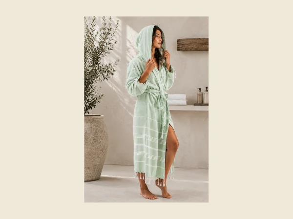Peshtemal robe in mint green flat-woven cotton with a hood and fringed hem