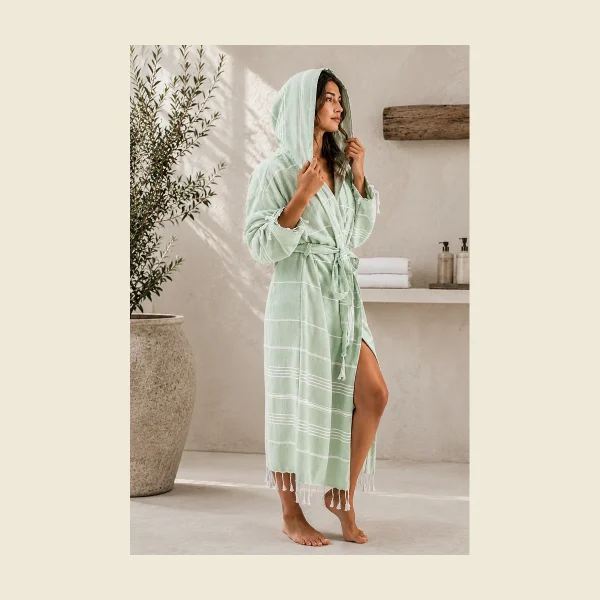 Peshtemal robe in mint green flat-woven cotton with a hood and fringed hem